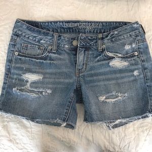 Classic Jean shorts. Slight distress detailing